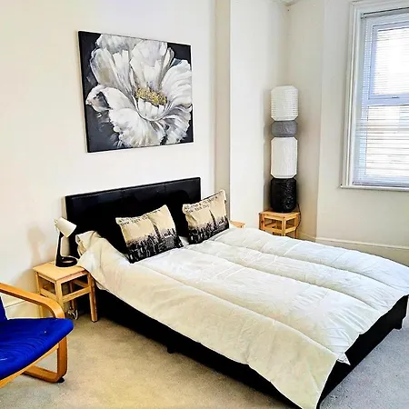 Entire Floor 2 Bedrooms On Westcliff-2